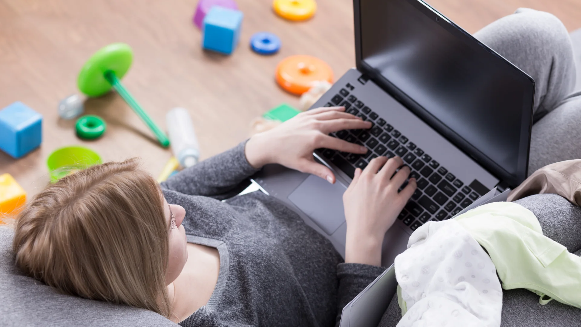 Blog de Caroline Bia, maman travaillant sur un ordinateur portable tout en surveillant ses enfants, illustration de la conciliation entre travail et maternité.