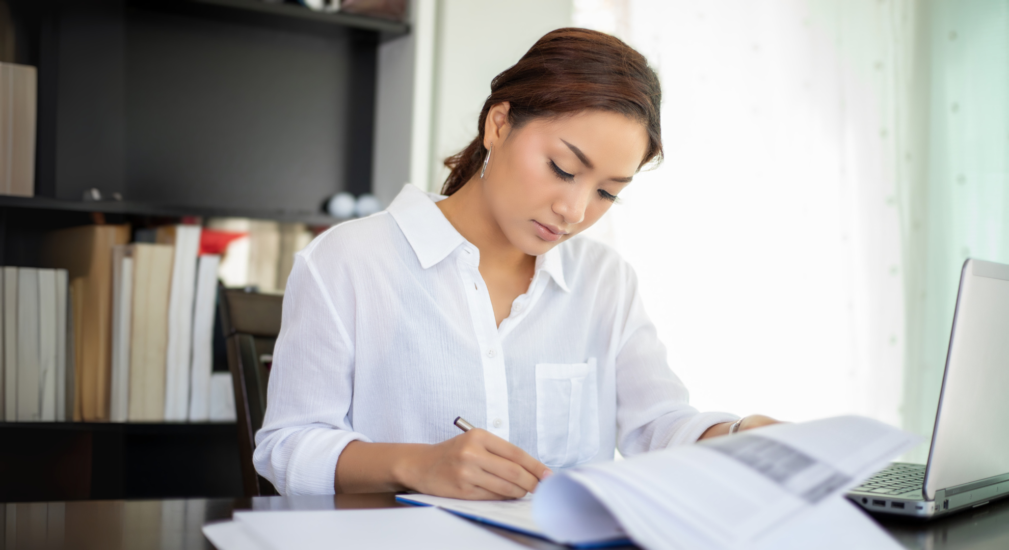 Femme qui réfléchit à sa carrière : son salaire stagne